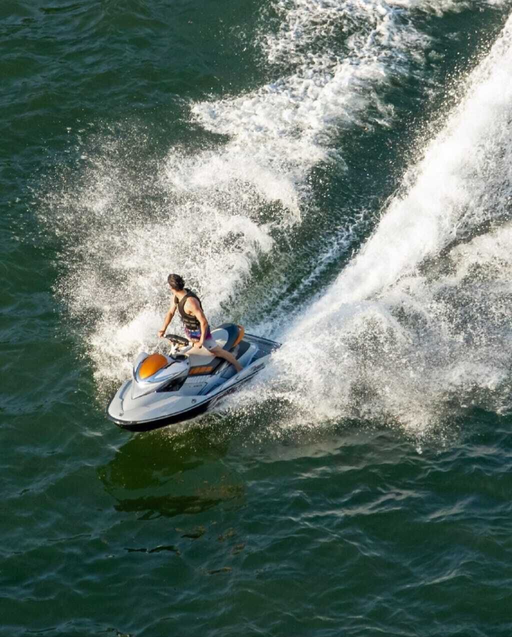 Une personne pratiquant le jet-ski sur une étendue d’eau.