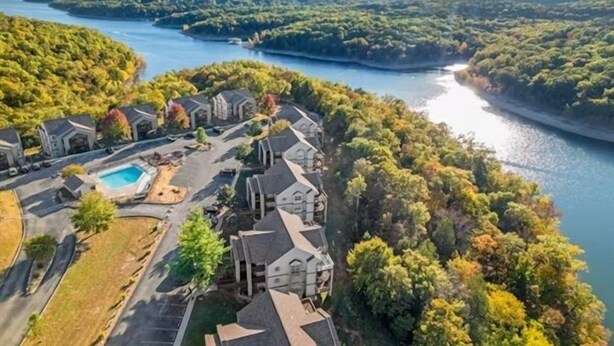 A residential area with houses and a swimming pool. - 2BR Condo Near SDC | Lake Views (Branson)