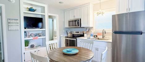 Jääkaappi, mikroaaltouuni, uuni, liesi