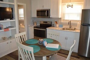 Fridge, microwave, oven, stovetop - North Cape- Behing Trading Post - Pet Friendly (Port St. Joe)