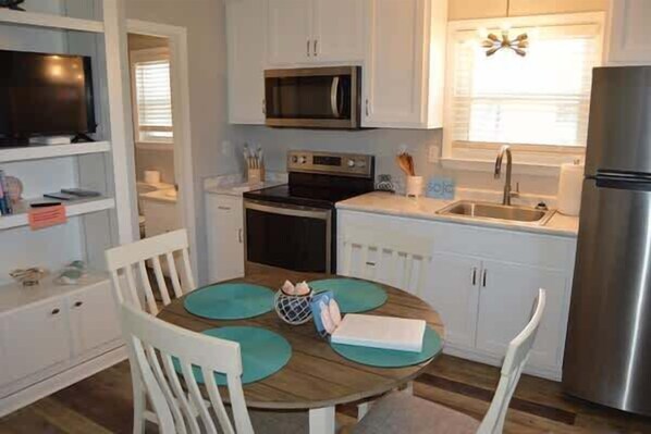 Fridge, microwave, oven, stovetop - North Cape- Behing Trading Post - Pet Friendly (Port St. Joe)