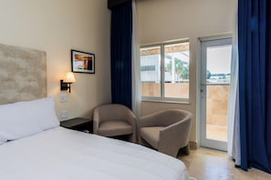 Standard Double Room | Peralatan tempat tidur premium, busa memori, peti besi dalam bilik
