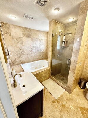 Jetted bath, hair dryer, towels, soap - Heated Pool•No Resort Fees•Disney Area•Sleeps 8 (Kissimmee)