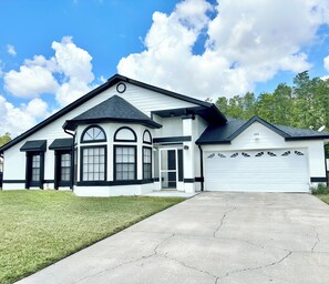 Exterior - Heated Pool•No Resort Fees•Disney Area•Sleeps 8 (Kissimmee)