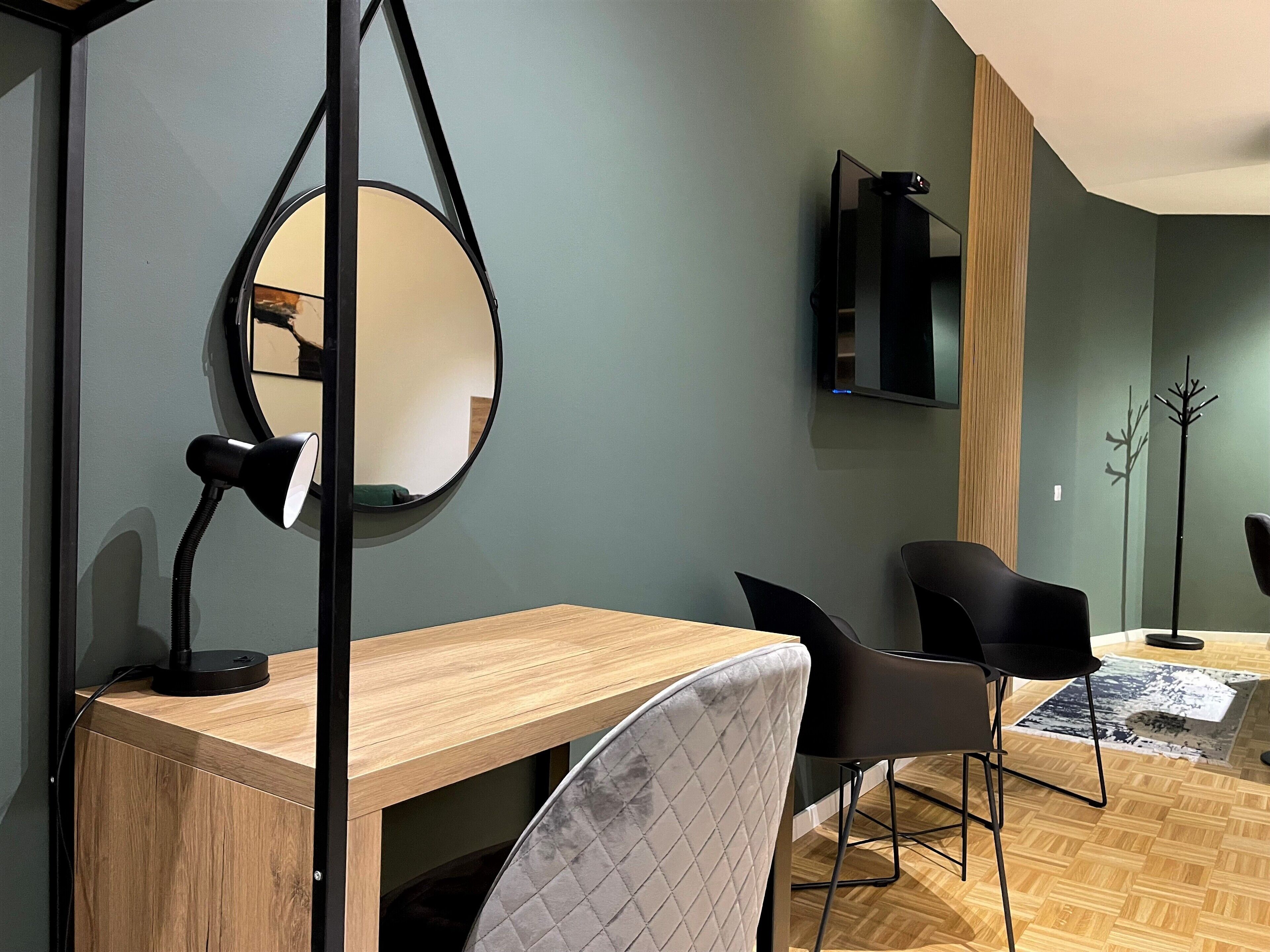 Estudio Premium | Escritorio, espacio para trabajar con laptop y insonorización 