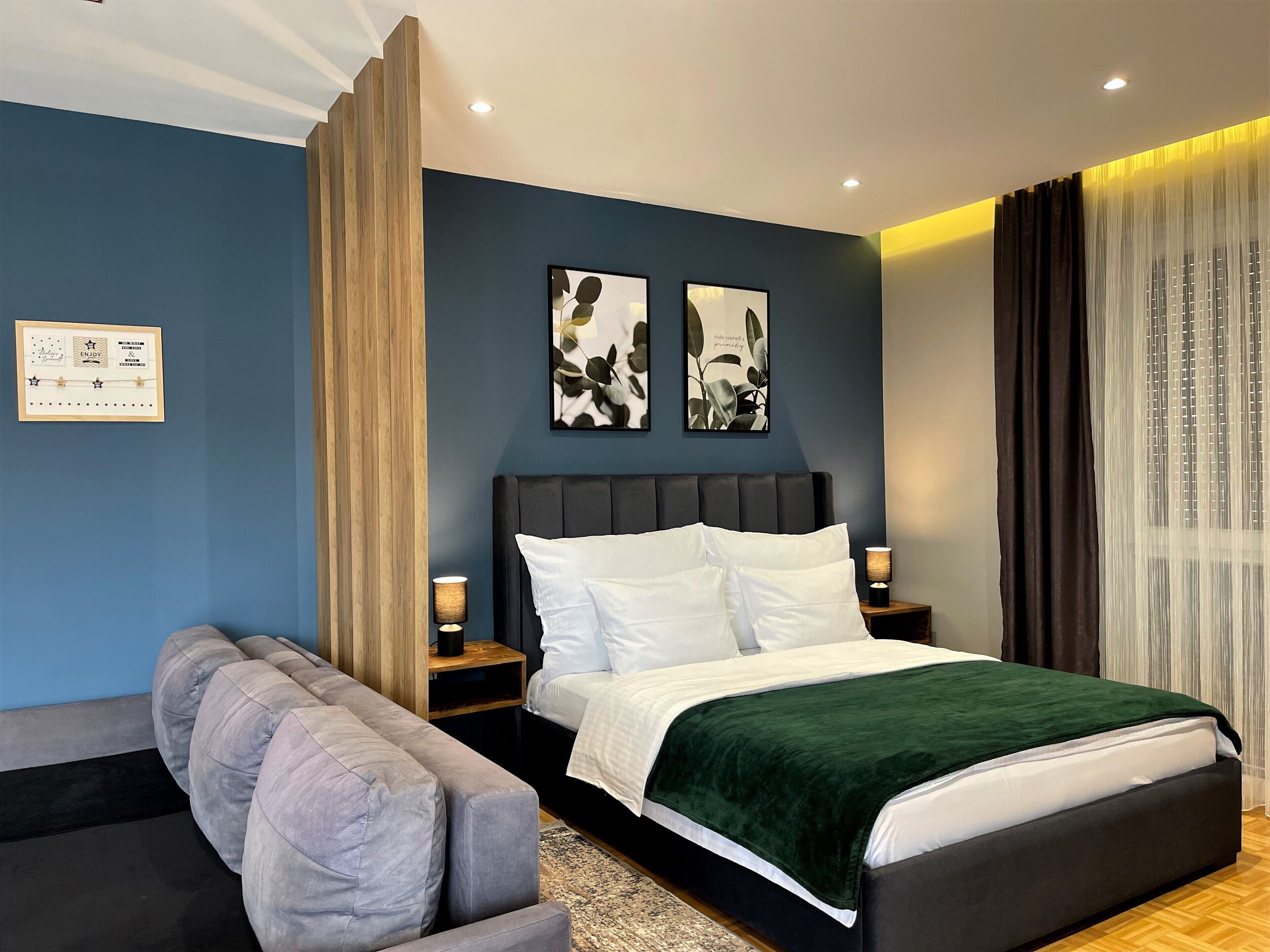 Premium Studio | Desk, laptop workspace, soundproofing, free WiFi