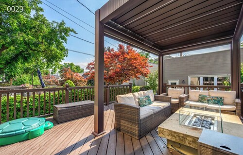 Cozy Home in the heart of Chicago W/Private Backyard & Games Room-Free parking.