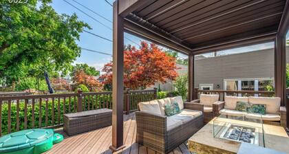 Cozy Home in the heart of Chicago W/Private Backyard & Games Room-Free parking.