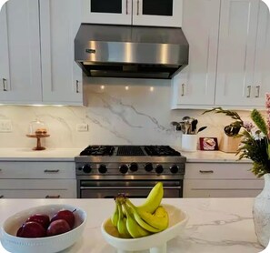 Fridge, microwave, oven, stovetop - Cozy Home in the heart of Chicago W/Private Backyard & Games Room-Free parking. (Chicago)