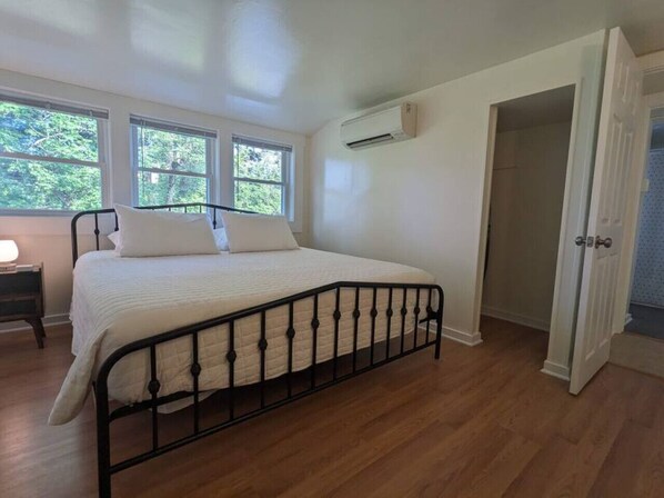 2 bedrooms, desk, iron/ironing board, free WiFi - Discounted Stays | 2BR | Dog-Friendly | King | A/C (Perryville)