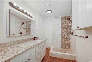 Dusche, Haartrockner, Bidet, Handtücher