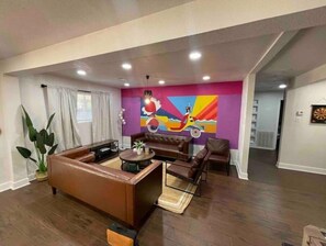 Smart TV, pebolim, mesa de pingue-pongue, livros