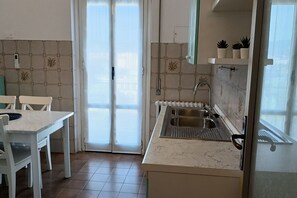 Microwave, stovetop, dishwasher, coffee/tea maker