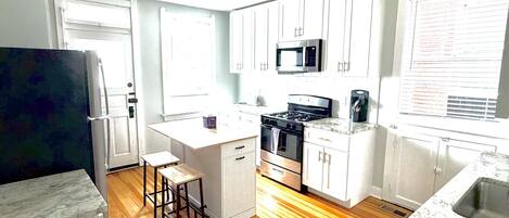 Geladeira, micro-ondas, fogão, cooktop