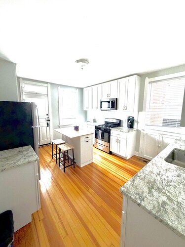 Relax on a private balcony with queen bed fast WiFi and full kitchen