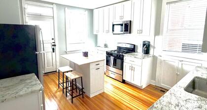 Relax on a private balcony with queen bed fast WiFi and full kitchen