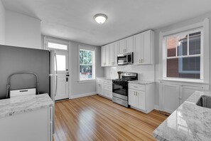 Kylskåp, mikrovågsugn, ugn och spishäll