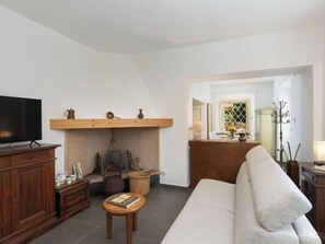 Una televisión, una chimenea