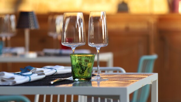 A dining table with two wine glasses and a green glass. - Tenuta Bellelli (Castellabate)