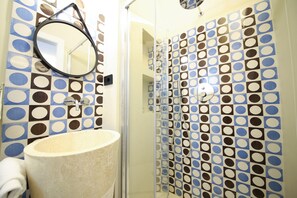 Habitación doble de diseñador, Terraza, planta baja | Baño | Regadera, regadera tipo lluvia, amenidades de baño gratuitas 