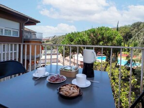 Outdoor dining - Els Pins by Interhome (Sant Vicenç de Montalt)