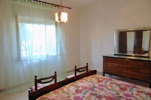 2 bedrooms, bed sheets