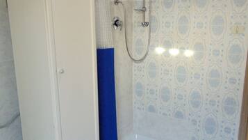 Douche, bidet, serviettes fournies