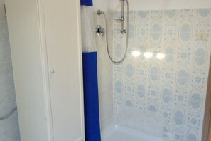 Douche, bidet, serviettes fournies