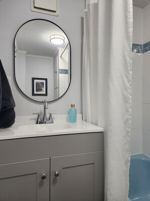 Secador de cabelo, toalhas de banho, sabonete, shampoo