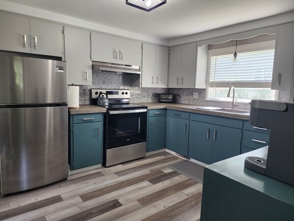 Geladeira, micro-ondas, fogão, cooktop