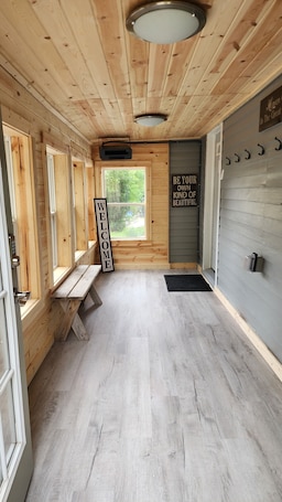 Interior. Cozy getaway mins from Michigan Tech, Ski & Snowmobile trails & Lake Superior