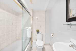 Sèche-cheveux, serviettes fournies, savon, shampoing