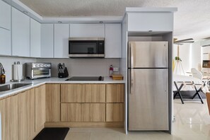 Mikrowelle, Ofen, Herdplatte, Geschirrspüler