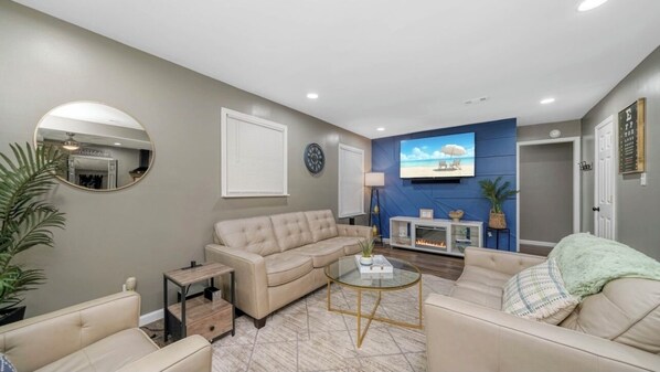 Smart TV, chimenea, libros