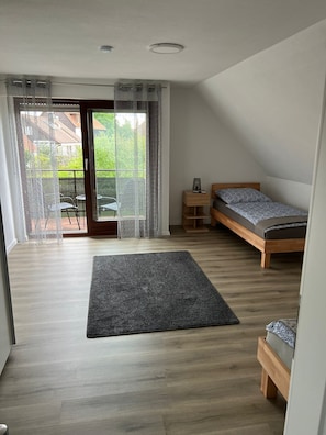 3 habitaciones, escritorio, tabla de planchar con plancha y wifi gratis 