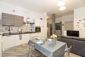 Fridge, microwave, stovetop, dishwasher - GuestHost - Comfortable and functional apartment of about 75 square meters which can accommodate up to 4 adults located on the fourth floor of a building equipped with a lift.The property is located in an area served by everything: bars, supermarkets, re (Torino)