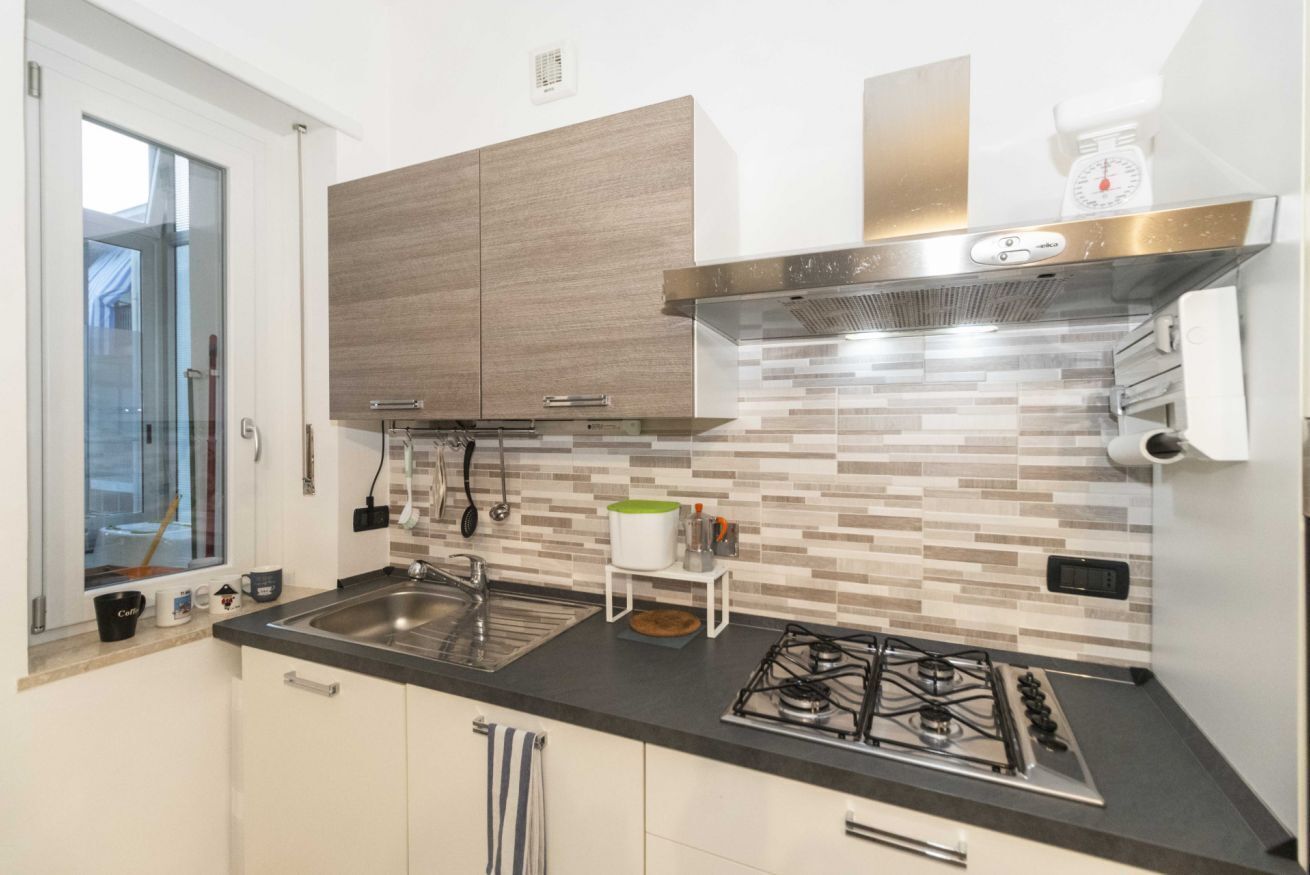 Réfrigérateur, plaque de cuisson, grille-pain