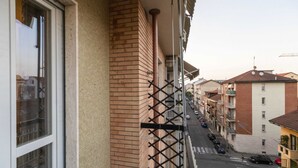 Eine Wohnstraße mit einem Balkon mit Blick auf eine Häuserreihe.