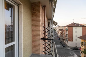 Eine Wohnstraße mit einem Balkon mit Blick auf eine Häuserreihe.