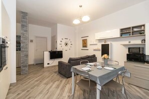 Dining - Comfortable and functional apartment of about 75 square meters which can accommodate up to 4 adults located on the fourth floor of a building equipped with a lift.The property is located in an area served by everything: bars, supermarkets, restaurants an (Torino)