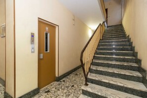 Interior - GuestHost - Comfortable and functional apartment of about 75 square meters which can accommodate up to 4 adults located on the fourth floor of a building equipped with a lift.The property is located in an area served by everything: bars, supermarkets, re (Torino)