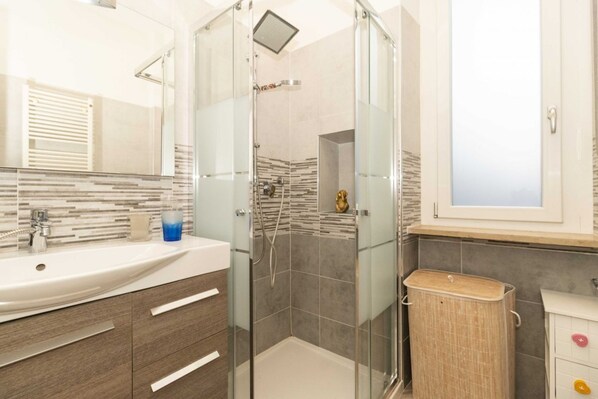 Dusche, Haartrockner, Bidet, Handtücher