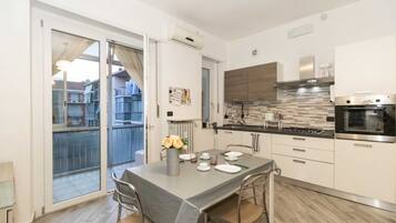 Kühlschrank, Herdplatte, Toaster