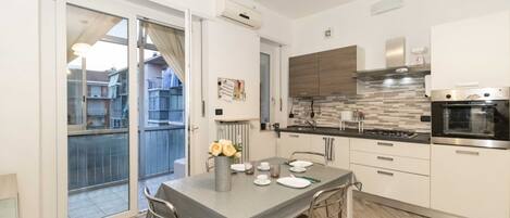 Réfrigérateur, surface de cuisson, grille-pain