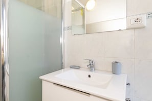 Dusche, Haartrockner, Bidet, Handtücher