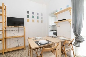 Dining - GuestHost - Pythagoras Functional Flat x4 with Balcony (Torino)