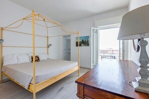 1 chambre, fer et planche à repasser