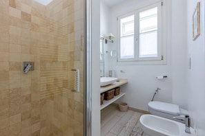Dusche, Haartrockner, Bidet