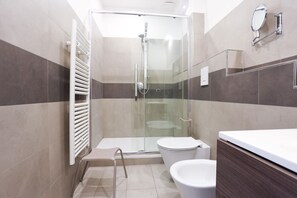 Dusche, Haartrockner, Bidet, Handtücher