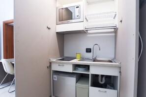 Microwave, stovetop, cookware/dishes/utensils - GuestHost - Veiled Christ Studio Apartment (Napoli)